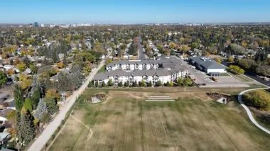 Adelaide Churchill Saskatoon 'un 4K' daki evleri, yeşil alanları ve evleri ön plana çıkaran insansız hava aracı görüntüleri..