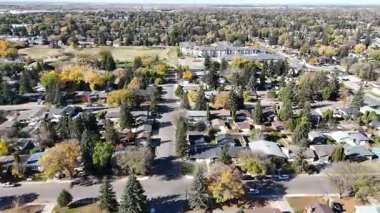 Adelaide Churchill Saskatoon 'un 4K' daki evleri, yeşil alanları ve evleri ön plana çıkaran insansız hava aracı görüntüleri..