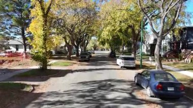 Sonbaharda Saskatoon 'da Buena Vista' nın renkli ağaçlar, parklar ve nehir kenarındaki evleri gösteren klibi..