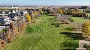 Sonbaharda Greenbryre Saskatoon 'un insansız hava aracı görüntüleri, parlak yeşillikleri, modern mülkleri ve 4K' daki manzaralı yeşillikleri vurguluyor..