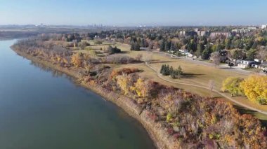 Lawson Heights Saskatoon 'un sonbaharda çekilmiş hava görüntülerinde nehir boyunca renkli ağaçlar, parklar ve evler görülüyor..