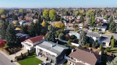 Lawson Heights Saskatoon 'un sonbahardaki insansız hava aracı görüntüleri. 4K' da parlak yeşillikler, okullar ve aile evleri var..