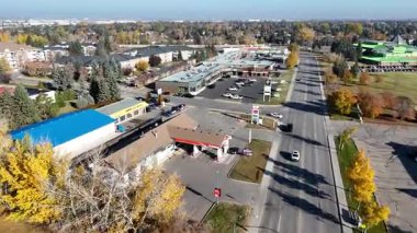 Lawson Heights Saskatoon 'un sonbaharda çekilmiş hava görüntülerinde nehir boyunca renkli ağaçlar, parklar ve evler görülüyor..