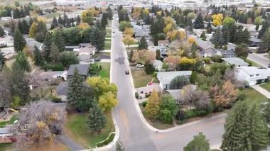 River Heights Saskatoon 'un sonbaharda çekilmiş renkli ağaçlar, evler ve nehir manzaralı klibi..