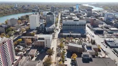 Saskatoon şehir merkezinin sonbaharda çekilmiş hava görüntülerinde renkli ağaçlar, nehir manzarası ve kıtır kıtır arazi işaretleri görülüyor..