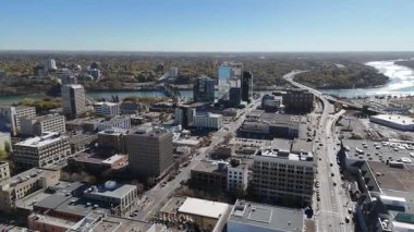 Saskatoons Merkez İş Bölgesi 'nin 4K' daki altın ağaçlar ve şehir mimarisini ön plana çıkaran sonbahar klibi.