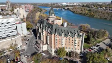 Saskatoon şehir merkezinin sonbaharda çekilmiş hava görüntülerinde renkli ağaçlar, nehir manzarası ve kıtır kıtır arazi işaretleri görülüyor..