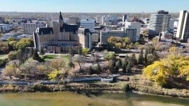 Saskatoons Merkez İş Bölgesi 'nin 4K' daki altın ağaçlar ve şehir mimarisini ön plana çıkaran sonbahar klibi.