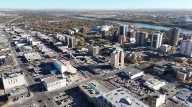 Saskatoon şehir merkezinin sonbaharda çekilmiş hava görüntülerinde renkli ağaçlar, nehir manzarası ve kıtır kıtır arazi işaretleri görülüyor..