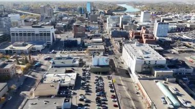 Saskatoon şehir merkezinin sonbaharda çekilmiş hava görüntülerinde renkli ağaçlar, nehir manzarası ve kıtır kıtır arazi işaretleri görülüyor..