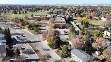 Sonbaharda Silverwood Tepeleri Saskatoon 'un renkli ağaçlar, parklar ve nehir kenarındaki evleri gösteren hava videosu..