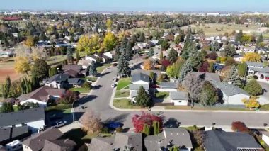 Silverwood Heights Saskatoon 'un güz renklerini, yerleşim yerlerini ve 4K' daki nehir kenarındaki parkları gösteren sonbahar hava görüntüleri..