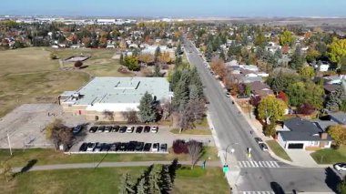 Sonbaharda Silverwood Tepeleri Saskatoon 'un renkli ağaçlar, parklar ve nehir kenarındaki evleri gösteren hava videosu..