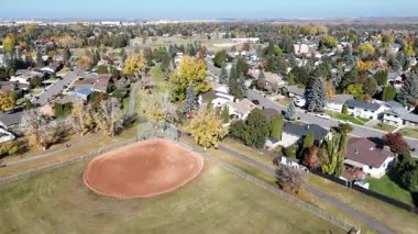 Sonbaharda Silverwood Tepeleri Saskatoon 'un renkli ağaçlar, parklar ve nehir kenarındaki evleri gösteren hava videosu..