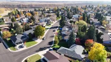 Sonbaharda Silverwood Tepeleri 'nin insansız hava aracı görüntüleri 4K' daki nehir kıyısı boyunca parlak yeşillikler, aile evleri ve okulları yakalıyor..