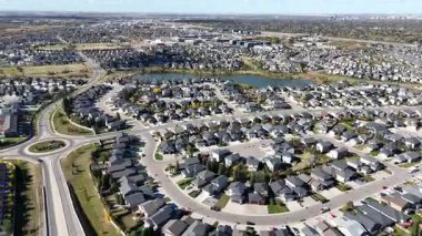 Sonbaharda Stonebridge 'in parlak yeşillikleri, aile evleri ve 4K' daki işlek perakende caddeleri ele geçirdiği İHA görüntüleri..