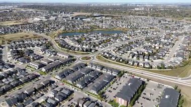 Stonebridge Saskatoon 'un sonbaharda çekilmiş hava görüntülerinde renkli ağaçlar, parklar ve kıtır kıtır yerleşim alanları görülüyor..