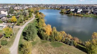 Stonebridge Saskatoon 'un sonbahar hava manzarası mevsimlik renkler, yeşil alanlar ve 4K' daki toplumsal büyüme.