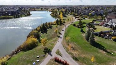 Stonebridge Saskatoon 'un sonbaharda çekilmiş hava görüntülerinde renkli ağaçlar, parklar ve kıtır kıtır yerleşim alanları görülüyor..