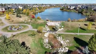 Stonebridge Saskatoon 'un sonbaharda çekilmiş hava görüntülerinde renkli ağaçlar, parklar ve kıtır kıtır yerleşim alanları görülüyor..