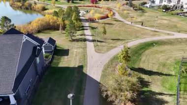 Sonbaharda Stonebridge 'in parlak yeşillikleri, aile evleri ve 4K' daki işlek perakende caddeleri ele geçirdiği İHA görüntüleri..