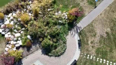 Stonebridge Saskatoon 'un sonbaharda çekilmiş hava görüntülerinde renkli ağaçlar, parklar ve kıtır kıtır yerleşim alanları görülüyor..