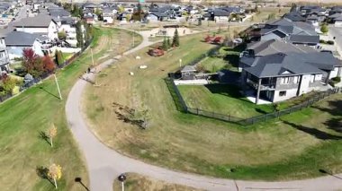 Stonebridge Saskatoon 'un sonbahar hava manzarası mevsimlik renkler, yeşil alanlar ve 4K' daki toplumsal büyüme.