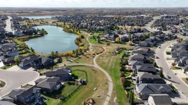Stonebridge Saskatoon 'un sonbaharda çekilmiş hava görüntülerinde renkli ağaçlar, parklar ve kıtır kıtır yerleşim alanları görülüyor..