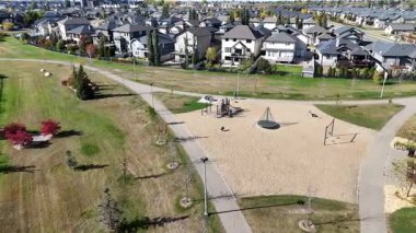 Stonebridge Saskatoon 'un sonbahar hava manzarası mevsimlik renkler, yeşil alanlar ve 4K' daki toplumsal büyüme.