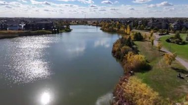 Stonebridge Saskatoon 'un sonbaharda çekilmiş hava görüntülerinde renkli ağaçlar, parklar ve kıtır kıtır yerleşim alanları görülüyor..