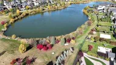 Sonbaharda Stonebridge 'in parlak yeşillikleri, aile evleri ve 4K' daki işlek perakende caddeleri ele geçirdiği İHA görüntüleri..