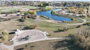 Warman Saskatchewan 'ın sonbaharda çekilmiş renkli ağaçları, parkları ve 4K' daki yerleşim yerlerini gösteren hava görüntüsü..