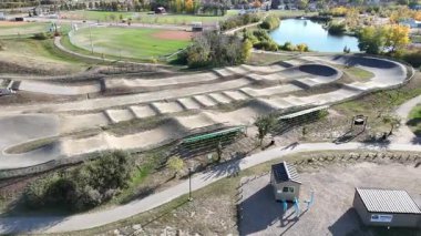 Warman Saskatchewan 'daki Prairie Oasis Parkı' nın hava görüntülerinde ağaçlar, patikalar ve cips 4K yakınlarındaki evler görülüyor..