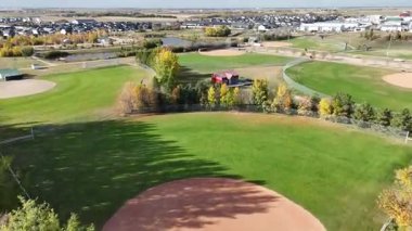 Warman Saskatchewan 'ın sonbaharda çekilmiş renkli ağaçları, parkları ve 4K' daki yerleşim yerlerini gösteren hava görüntüsü..