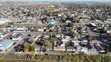 Warman Saskatchewan 'ın sonbaharda çekilmiş renkli ağaçları, parkları ve 4K' daki yerleşim yerlerini gösteren hava görüntüsü..