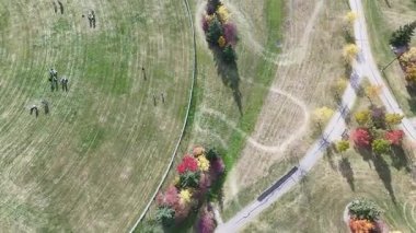 Sonbaharda Willowgrove 'un 4K' daki parlak yeşillikleri, okulları ve yerleşim alanlarını görüntülediği İHA görüntüleri..