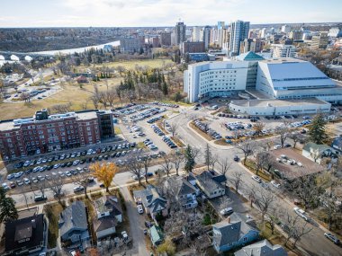 Saskatchewan, Saskatoon 'daki şehir parkının renkli devrilmiş ağaçları ve yakındaki nehir manzarası..