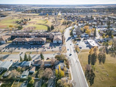 Saskatchewan, Saskatoon 'daki Fairhaven hava manzarası, renkli devrilmiş ağaçlar, evler ve parklar..