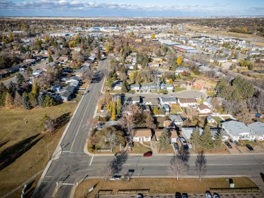 Saskatchewan, Saskatoon 'daki Fairhaven hava manzarası, renkli devrilmiş ağaçlar, evler ve parklar..