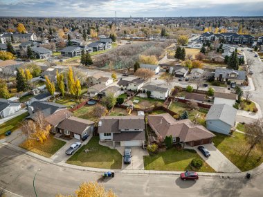 Saskatchewan Saskatoon 'daki Sutherland' in hava manzarası renkli devrilmiş ağaçları ve yerleşim alanlarının sokaklarını gösteriyor..