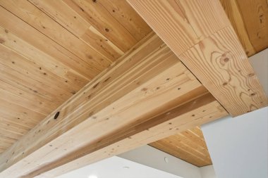 Tavandaki ahşap kirişler görülebilir ve tavanda ahşap tahıllar görülebilir.