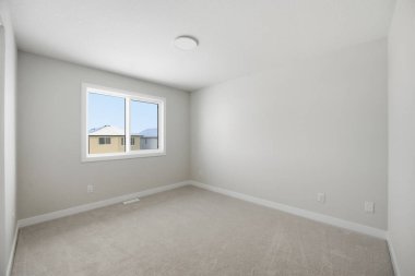 Beyaz duvarı ve penceresi olan bir yatak odası. Pencere açık. Oda boş.