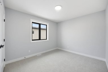 Penceresi ve lambası olan bir oda. Oda bomboş. Odada bir kapı var.