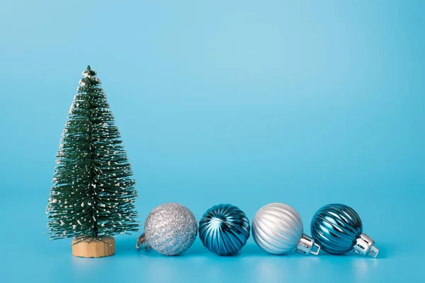 Karda Duran Oyuncak Minyatür Ağacın Mavi Pastel Arka Planda Izole — Stok fotoğraf