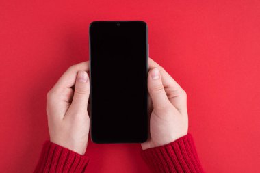 Yukarıdaki ateş eden kişi, yukarıda yakın çekimde elinde telefon olan genç kadınların parlak arkaplan üzerinde izole edilmiş mesajlar gönderirken görüntüsünü kapatır.