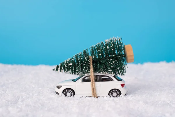 Foto Cerca Del Pequeño Coche Juguete Que Lleva Árbol Navidad — Foto de Stock