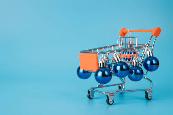 Świąteczne Zakupy Zamknij Zdjęcie Miniaturowego Koszyka Push Żywymi Kolorowymi Bombkami — Zdjęcie stockowe