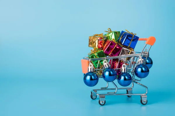 Weihnachtseinkaufskonzept Nahaufnahme Foto Von Spielzeug Warenkorb Mit Stapel Von Geschenkboxen — Stockfoto