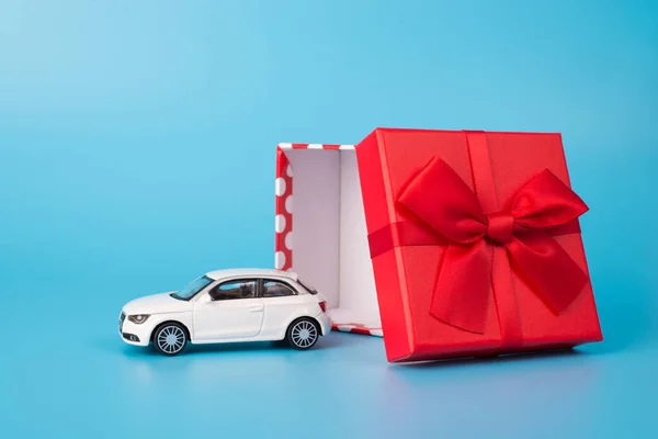 Dar Recibir Concepto Regalos Foto Cerca Del Coche Juguete Blanco — Foto de Stock