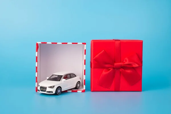 Dar Recibir Concepto Regalos Foto Cerca Del Coche Juguete Blanco — Foto de Stock